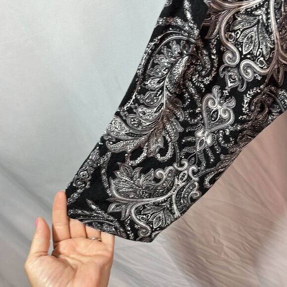 (10) Kim rogers 2X top rayon and spandex black and white - Picture 5 of 5